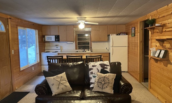 Crivitz Cabina | Cozy Getaway by Crooked Lake. Steps to the boat launch