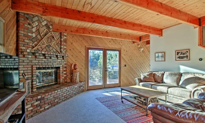 Upper Moonridge Casa | Cozy Getaway Cabin Deck and Hot Tub with Views!
