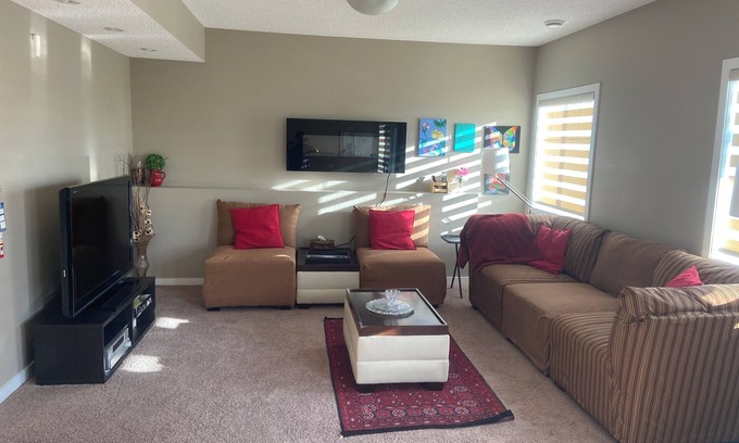 Symons Valley Casa | Cozy Getaway close to the City Heart. 5 minutes from highway one (1)