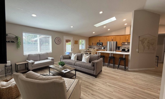 Springfield Casa | Cozy Getaway for Work & Play-Game Room-Walk to Hospital-Close to Hayward-Autzen