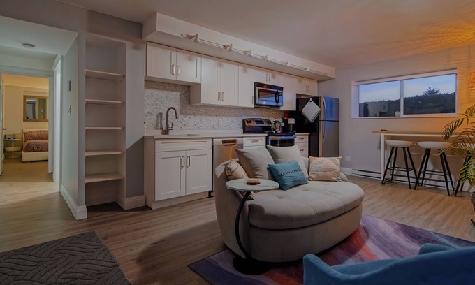 Upper Lonsdale Casa | Cozy Getaway in North Van - The Ideal Base for Experiencing BC's Best!