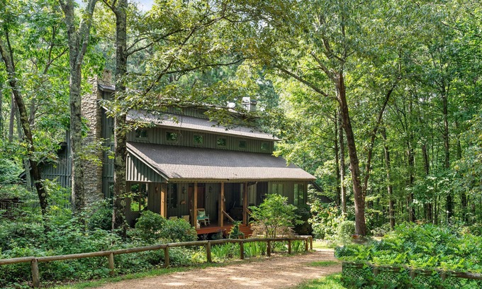 Cartersville Casa | Cozy getaway in Cartersville and near Lakepoint Sports