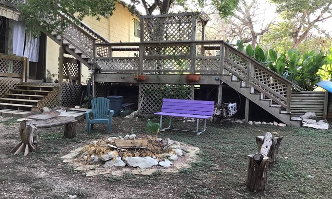 Clifton Apartamento | Cozy getaway in Lake Whitney! Private deck with hot tub and kayaks available