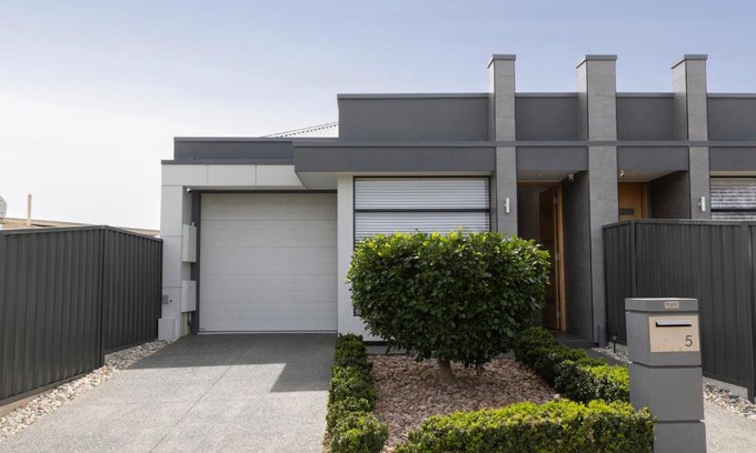 Christies Beach Casa | Cozy Getaway, King Bed with TV, NBN, Netflix, Nespresso
