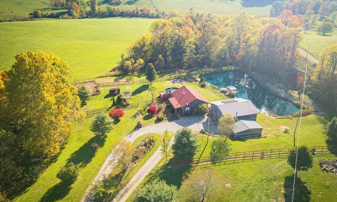 Rockbridge Cabaña | Cozy Getaway: Location, Dogs Stay Free, Fenced Yard, Fishing Pond