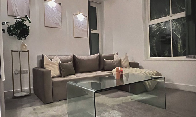 Trafford Apartamento | Cozy Getaway Minutes From Old Trafford, Trafford Centre & Other top Attractions!