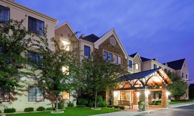 Eagan Condominio | Traslado las 24 horas al centro comercial Mall of America + desayuno de cortesía | Wi-Fi gratis + piscina cubierta