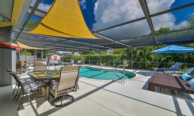 Bonita Shores Cabaña | Cozy Getaway with pool and minutes to the beach!!!