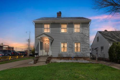 Garfield Heights Casa | Cozy Getaway with Hot Tub, Patio & Fenced Yard home