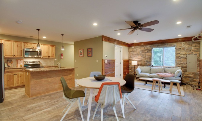 Goode Cabina | Cozy Goode Cabin w/ Deck ~ 17 Mi to Lynchburg