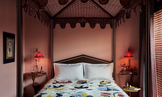 Mount Vernon Casa | Cozy Gothic Décor Room w/ Canopy Bed Perfect for Couples in Baltimore