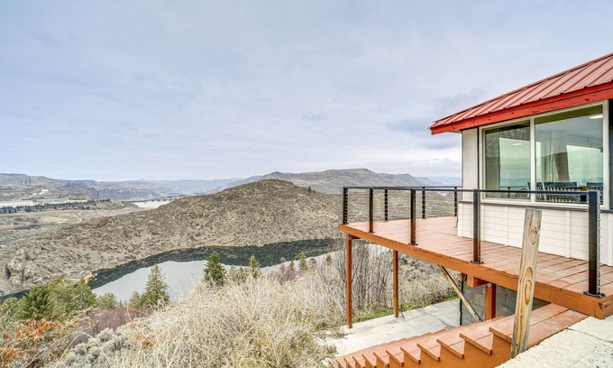 Grand Coulee Casa | Cozy Grand Coulee Home w/ Deck & Views!
