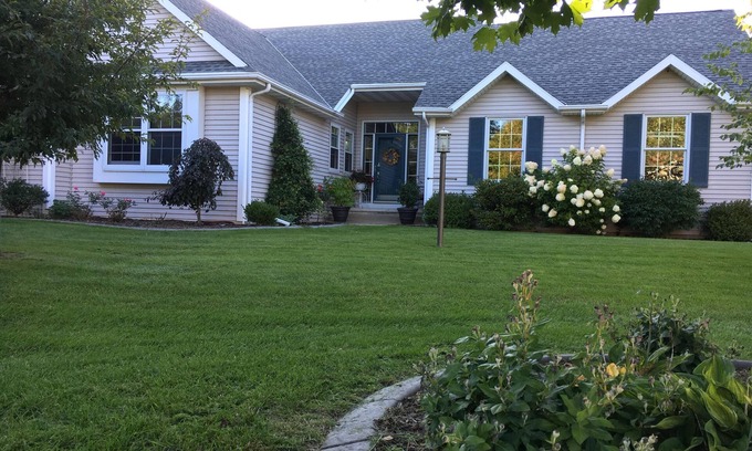 Allouez Casa | Acogedora casa de Green Bay en un tranquilo vecindario suburbano y a minutos de Lambeau Field.