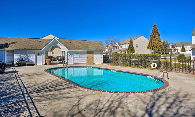 Greensboro Casa | Cozy Greensboro Townhome w/ Community Pool & Grill