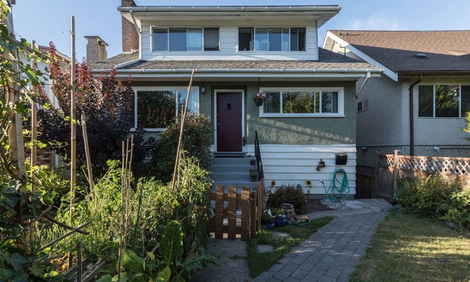 Renfrew-Collingwood Casa | Cozy Ground Level Suite With semi Private Entrance