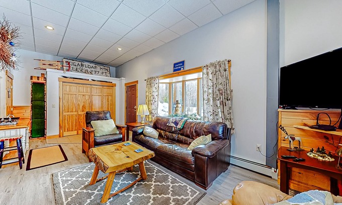 Carrabassett Valley Apartamento | Cozy, ground-floor duplex retreat with direct shuttle service to Sugarloaf
