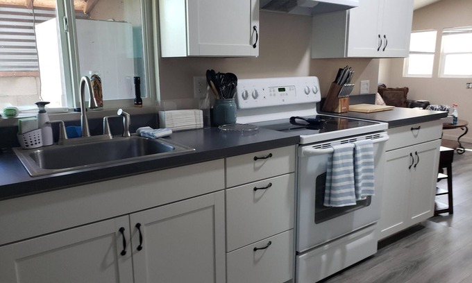 Blenman-Elm Casa | Cozy Guest House, 1BR, AC, Pets OK, Enclosed yard, New remodel