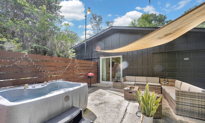 Palm Coast Cabaña | Cozy Guest House w Hot Tub, Firepit & Private