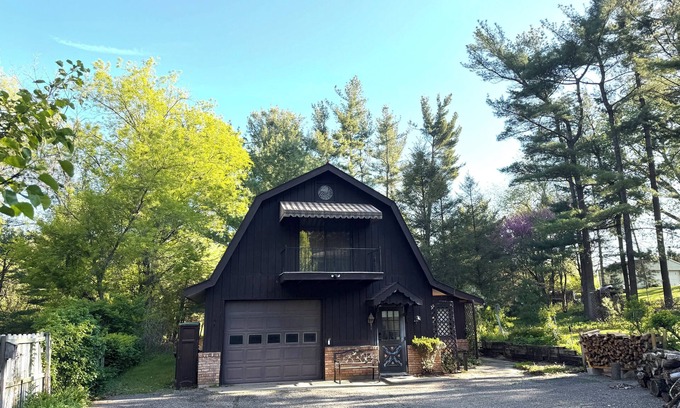 South Bend Casa | Cozy Guesthouse 10 minutes from Notre Dame Stadium