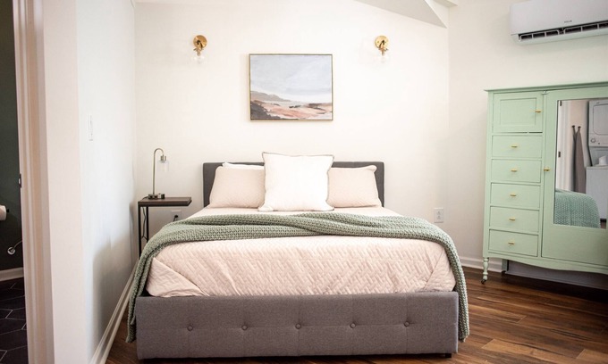 Memphis Casa | Cozy guesthouse studio | soaking tub | rain shower