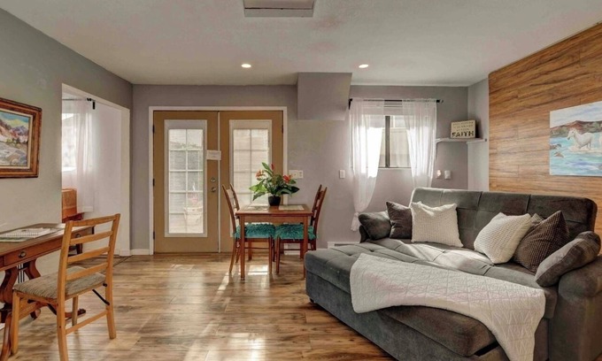 Diamond Valley Cabaña | Cozy Guesthouse with views