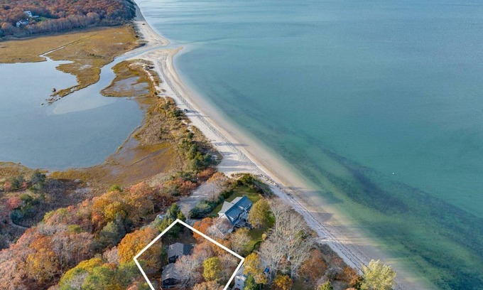 Hampton Bays Casa | Cozy Hampton Bays Beach Cottage one Block from the Beach, Perfect for Couples