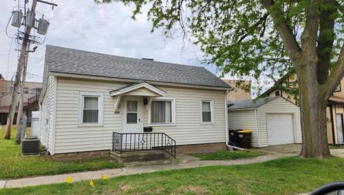 Harvard Casa | Cozy Harvard home just 1 block from the Metra UP-NW line for easy trips to Chicago or Lake Geneva