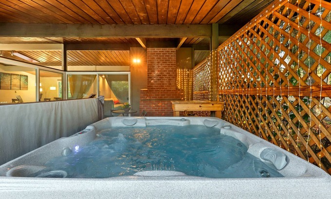 Rollingbay Casa | Cozy haven with hot tub & AC near Bangor base and hospital in Silverdale