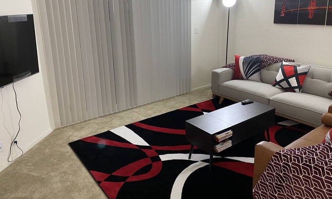 Pleasanton Apartamento | "Cozy Haven: Your Urban Retreat"