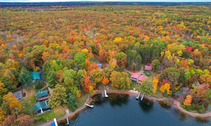 Chief Lake Cabaña | Cozy Hayward Cottage w/ Dock & Lakefront View