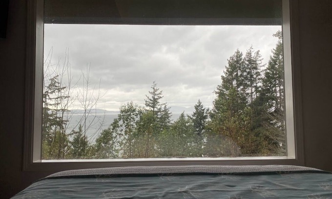 Skagit County Cabina | Cozy hidden gem tucked away where the mountains meet the sea.