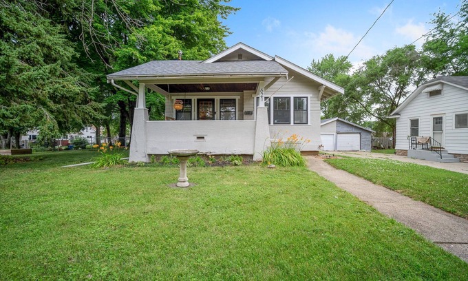 Des Moines Casa | Cozy Highland Park Bungalow