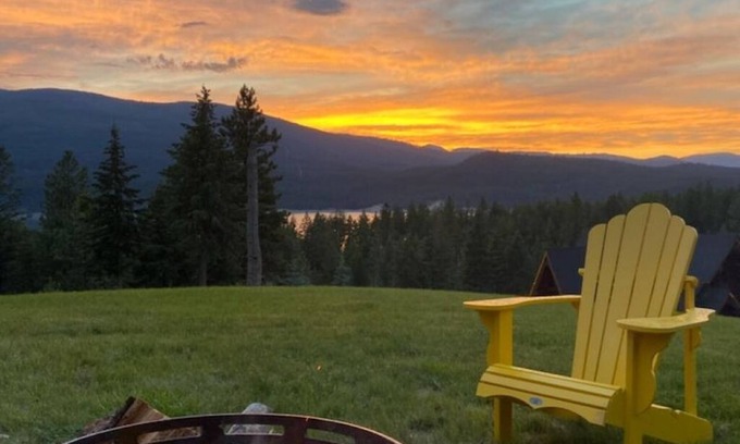 Rexford Cabina | Cozy Hill Top Hideaway loft with Koocanusa lake views and cove