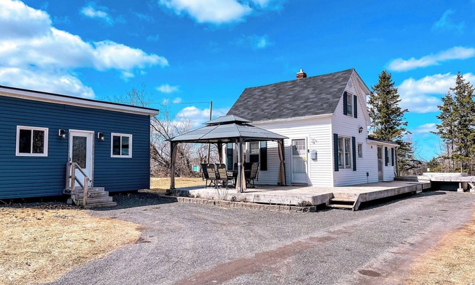 Points East Casa | Cozy Hilltop Retreat w/Hot Tub, Firepit & Deck. Pet-Friendly!