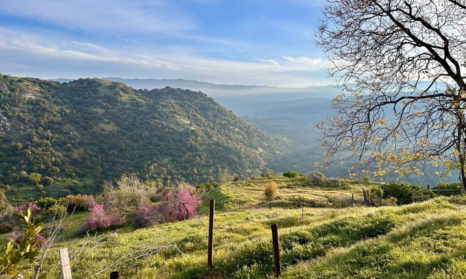 Miramonte Casa | Cozy hilltop retreat with stunning 360 degree mountain views!