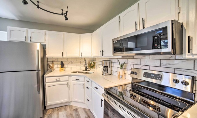 Hobart Casa | Cozy Hobart Retreat < 9 Mi to Lake Michigan!