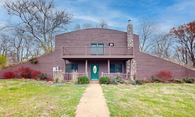 Banner Casa | Cozy Hobbit House inspired home with large balcony and front porch