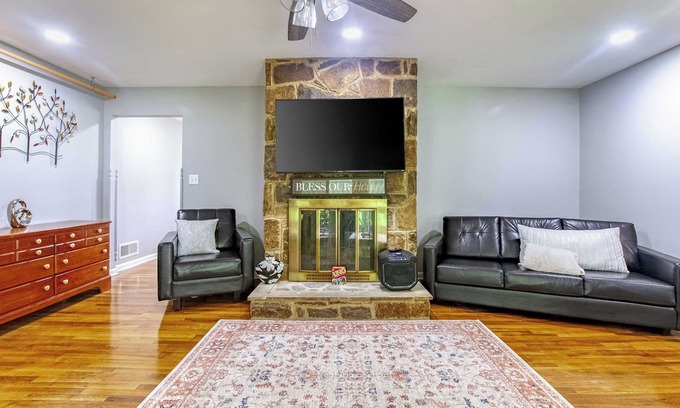 Newark Casa | ‼️Cozy Home 4BR Newark Stay w/Yard