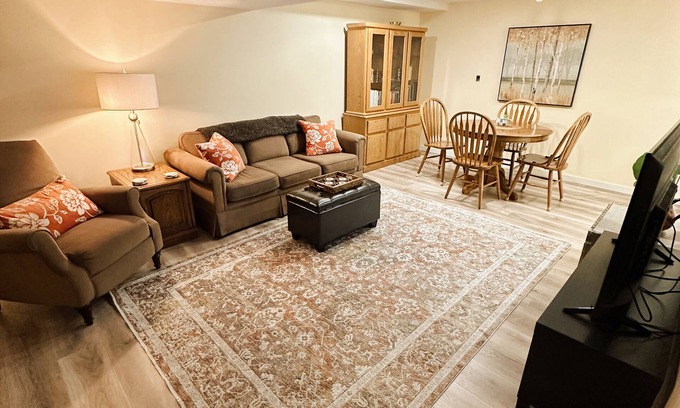 Northwest Calgary Casa | Cozy Home Away From Home