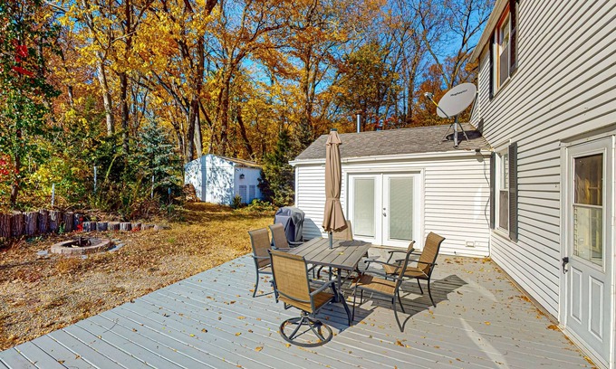 Holcomb Casa | Cozy home close to lake with patio, porch, W/D, AC, & games