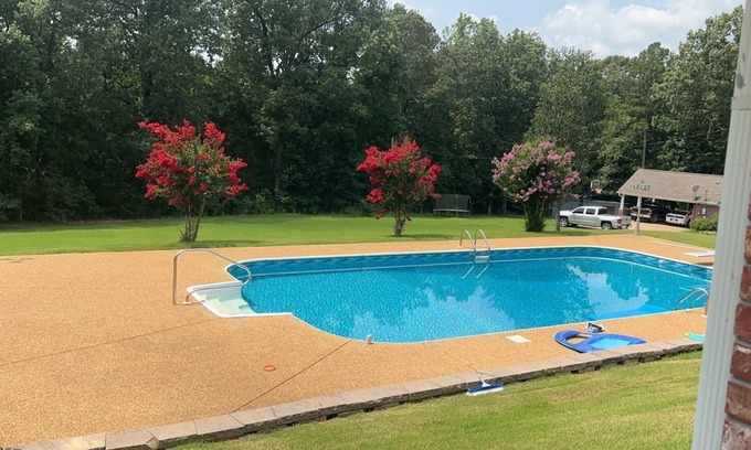 Pontotoc Casa | Cozy home- covered back porch and pool. 3 bedroom 25 minutes to Oxford or tupelo