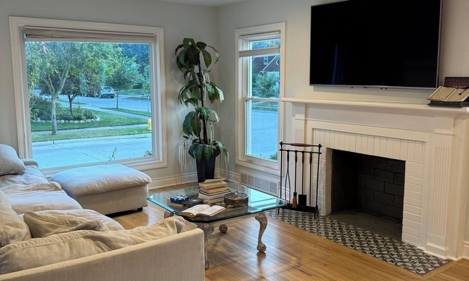 Dearborn Casa | Cozy home in Dearborn Hills-Pet Friendly-Near Downtown Dearborn and Hospitals