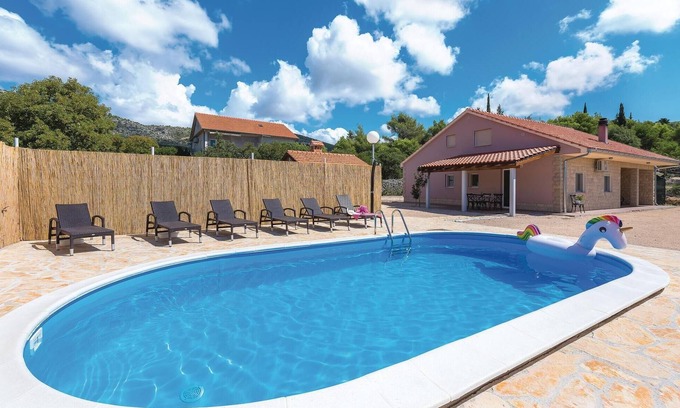 Sibenik Casa | Acogedora casa en Dubrava con WiFi