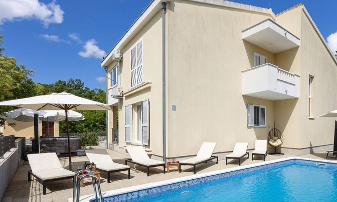 Dugopolje Casa | Acogedora casa en Dugopolje con jacuzzi