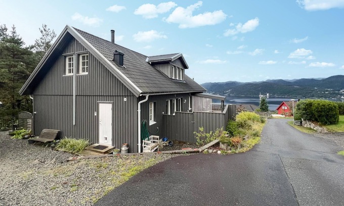 Flekkefjord Casa | Cozy home in Flekkefjord with house sea view