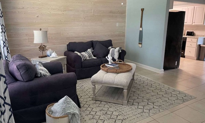 Tropic Casa | Cozy home in quiet neighborhood just a few miles to the beach