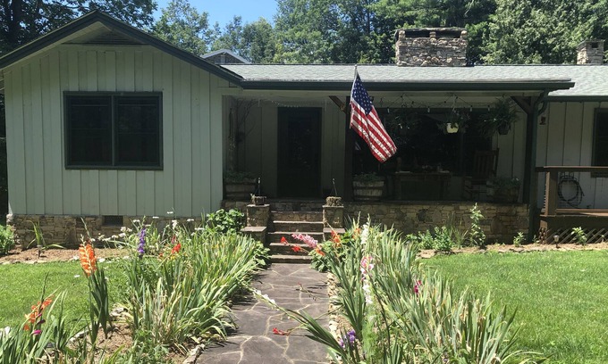 Little Switzerland Casa | Cozy home just off the Blue Ridge Parkway in Little Switzerland