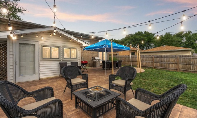 Highland Hills Casa | Cozy Home | King Bed | 10P | Metra | Chicago Suburb