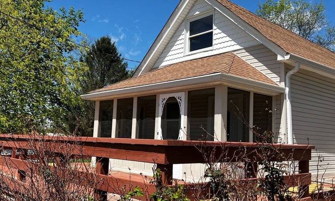 Greenville Casa | Cozy home located close to Louisville that features 2 separate living areas.