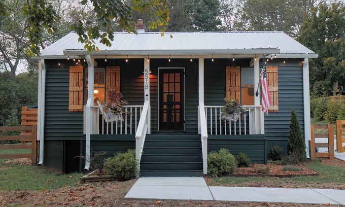 Franklin Casa | Cozy home located in the heart of Leipers Fork Village with hot tub and fire pit